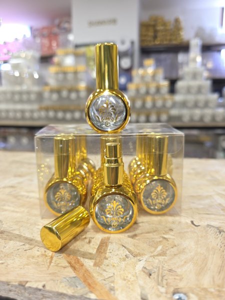 تقسيمات عطور زجاجية ذهبية